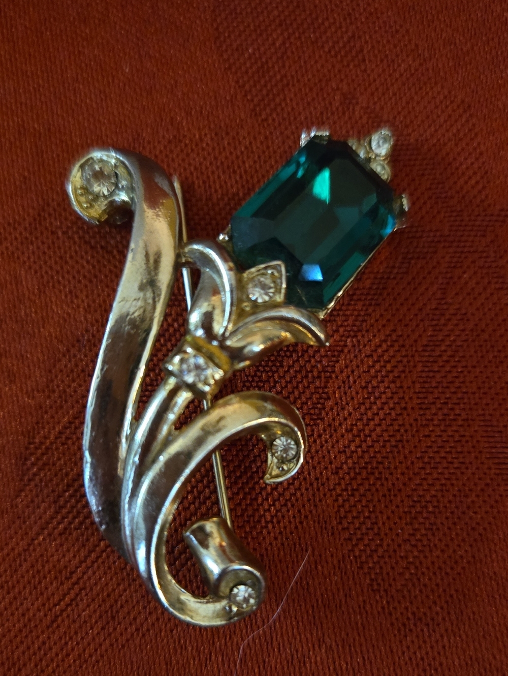 Coro Gold-Tone Brooch with Emerald Green Crystal And Rhinestones - Picture 5 of 5